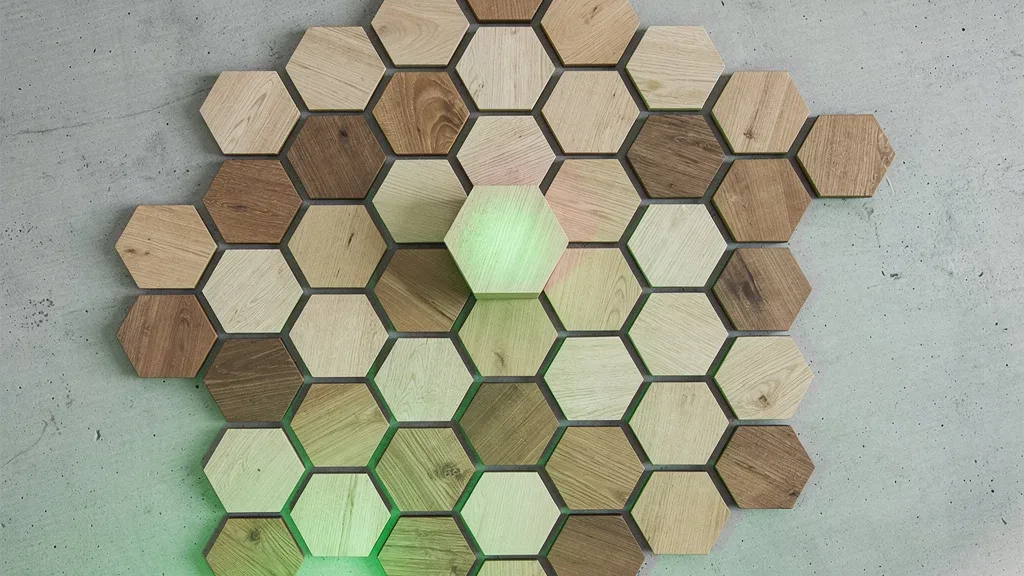 grupo de consórcio como funciona: peças hexagonais de madeira dispostas em padrão de colmeia sobre superfície cinza, com reflexo verde nas bordas